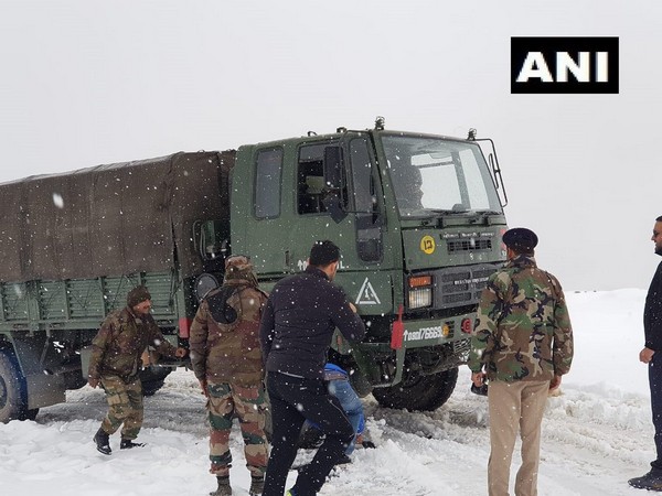 Visual of rescue operation on the Manali-Leh road