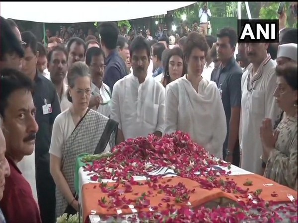 Sonia Gandhi and Priyanka Gandhi paying tributes to Sheila Dikshit at Congress headquarters in Delhi on Sunday. Photo/ANI