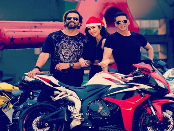 Katrina Kaif posing Akshay Kumar and Rohit Shetty (Image source: Instagram)