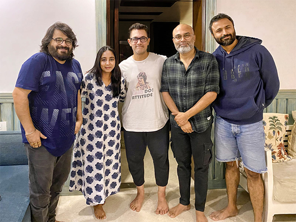 Shilpa Rao with Aamir Khan, Pritam, Advait Chandan,Amitabh Bhattacharya  (Image source: Twitter)