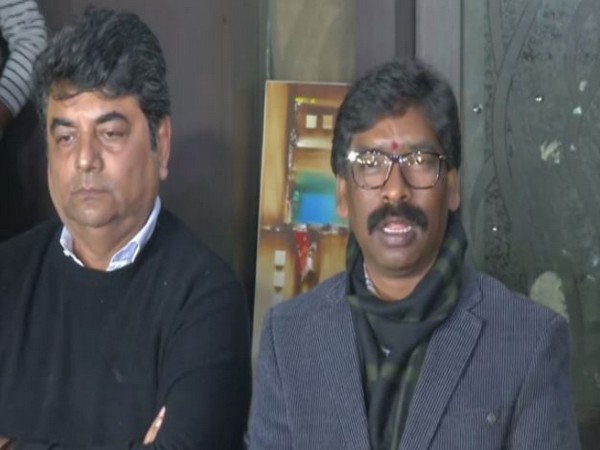 JMM working president Hemant Soren with Congress leader RPN Singh at a press conference in Ranchi on Monday. Photo/ANI