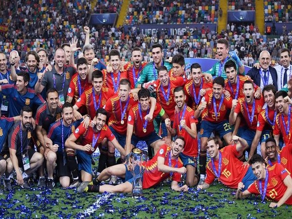 Spanisg players posing after winning U21 European Championship
