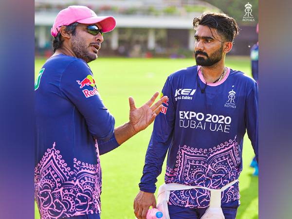 Kumar Sangakkara with Rahul Tewatia (Photo/ Rajasthan Royals Twitter)