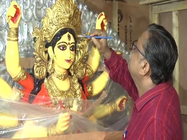 Kolkata's idol maker wokring on his Durga idol (Photo/ANI)