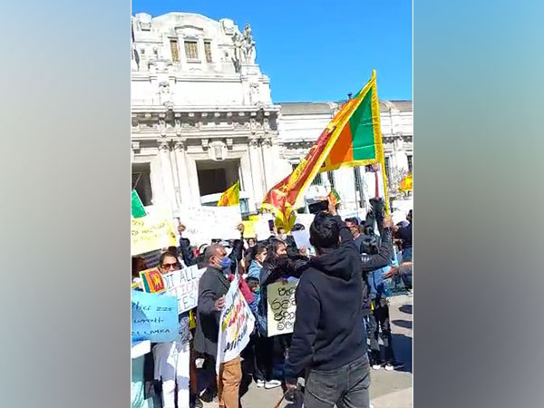 Protestors burn effigies at anti-govt protest in Italy