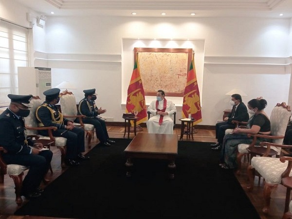 IAF Chief meets Sri Lanka PM, Defence Secretary (Photo Credit: Twitter/ India in Sri Lanka)