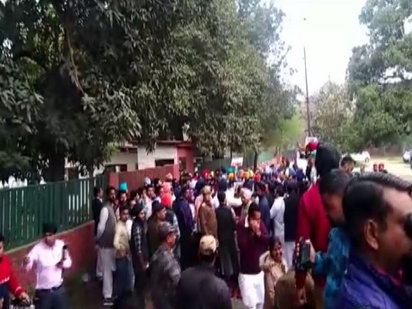 SAD members along with farmers protested outside the residence of Punjab finance minister Manpreet Singh Badal in Chandigarh on Friday. Photo/ANI
