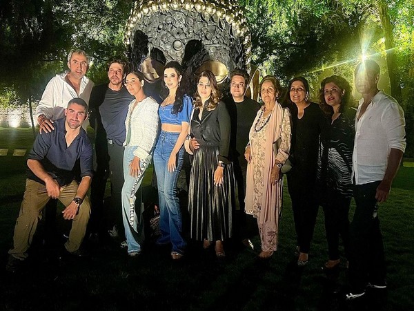 Shah Rukh Khan and Gauri Khan with friends (Image source: Instagram)