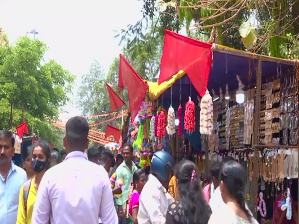 Saffron flags put up at stalls in Shivamogga fair (Photo/ANI)