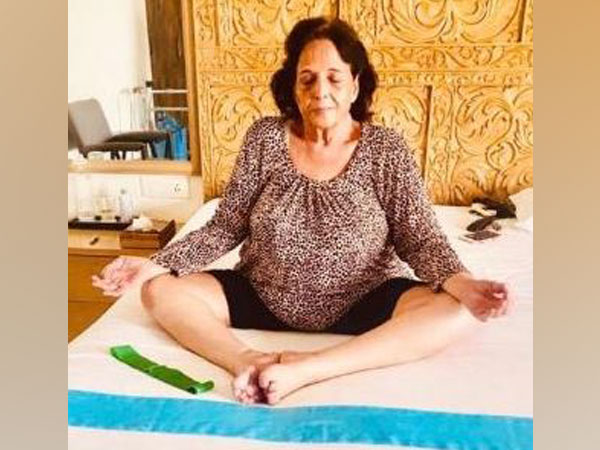 Akshay Kumar's mother practising yoga (Photo/Akshay Kumar's Twitter) 