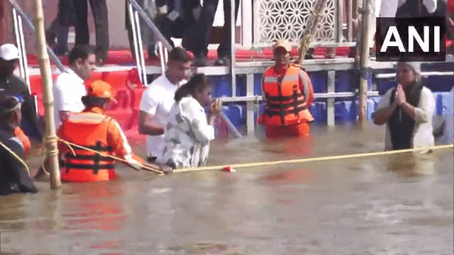 President Droupadi Murmu takes holy dip in Sangam. (GIF/ANI)