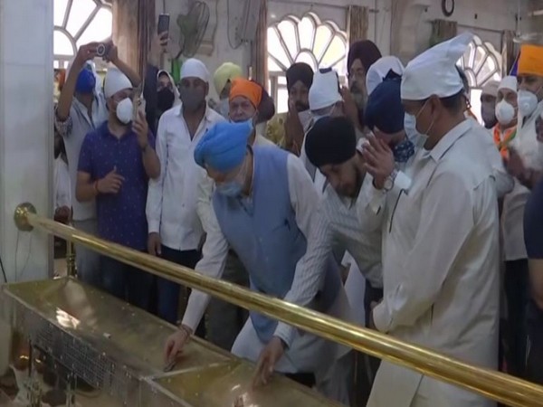 Union Minister Hardeep Singh Puri at Fateh Nagar Gurudwara in Delhi (Photo/ANI)