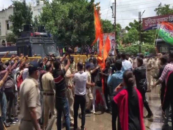 Police resorting to lathi charge on Congress workers in Indore (Photo/ANI)