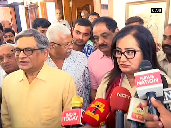 BJP leader SM Krishna along with Sumalatha Ambareesh speaking to reporters in Mandya on Friday (Photo/ANI)