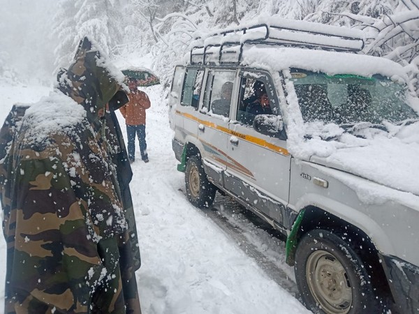Indian Army troops rescuing stranded passengers near Dera ki Gali on Sunday. (Photo/ANI)