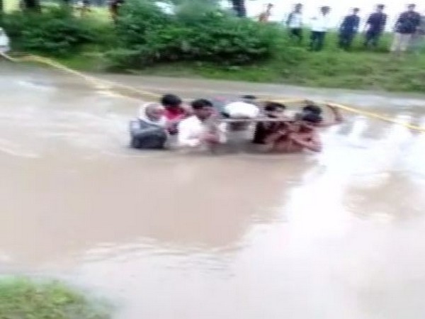 Villagers rescuing the injured using a cot and ropes in Vidisha on Saturday. Photo/ANI