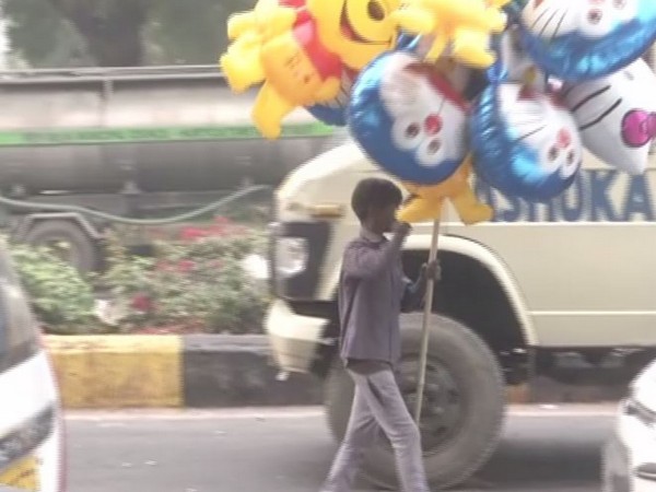 Street children in Delhi are forced to breathe polluted air