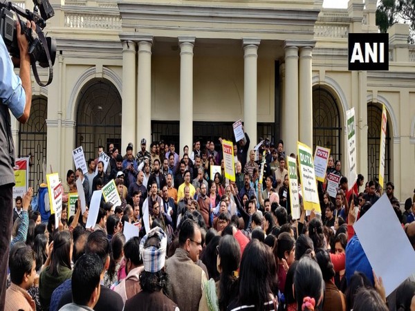 Delhi University protesting outside DU VC office on Wednesday. Photo/ANI