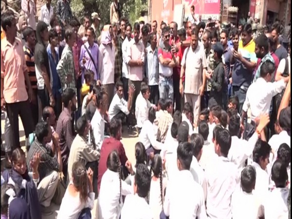 Students block Jammu-Srinagar national highway to protest against teachers' shortage. Photo/ANI