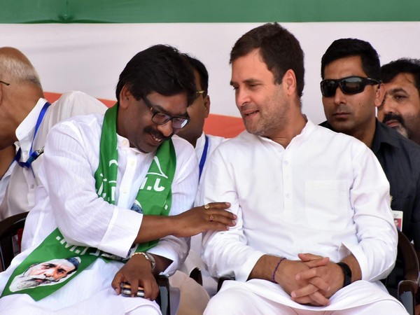 Hemant Soren with Congress leader Rahul Gandhi (File photo)