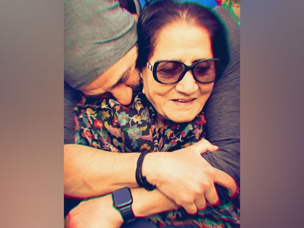 Sunny Deol with his mother (Image source: Instagram)