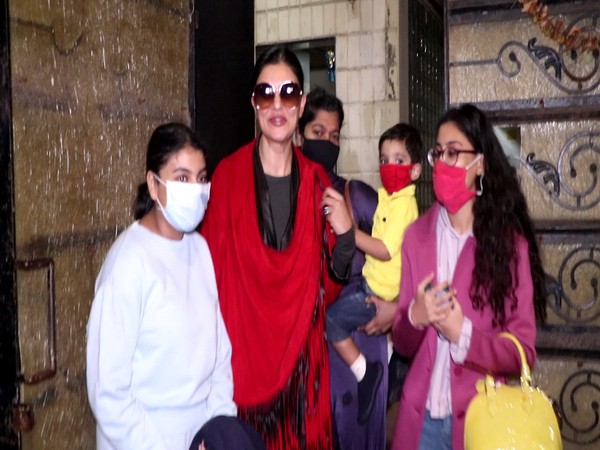 Sushmita Sen with her family members