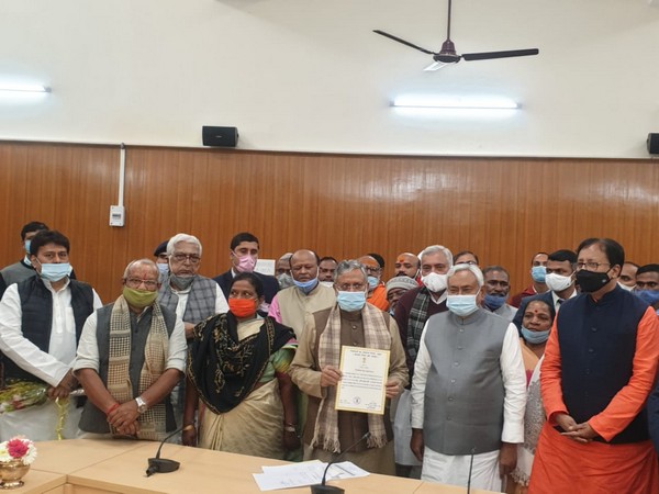 BJP leader Sushil Kumar Modi receiving certificate in Patna. (Picture source: Twitter/Sushil Kumar Modi)