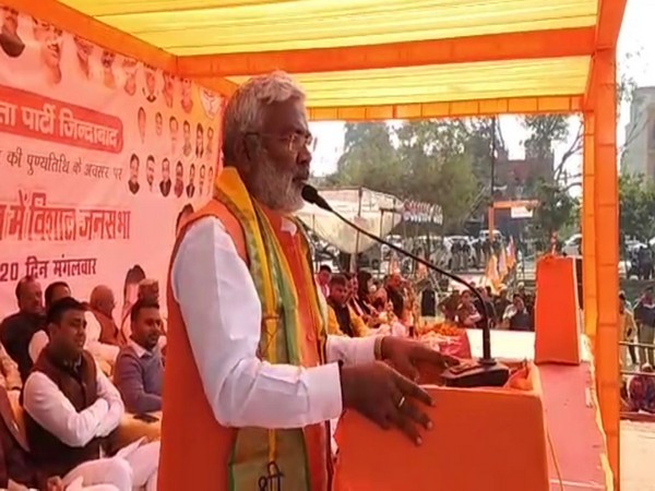 Swantantra Dev Singh addressing the gathering in Firozabad. 