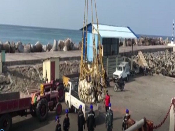 Indian Navy's hired vessel MPV Meghna disembarked 13 filled oxygen cylinders to the island of Androth (Photo/ANI) 