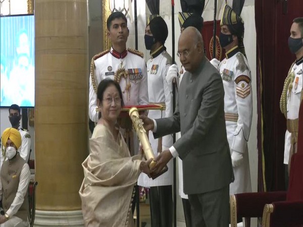 Dolly Gogoi receives award at Rashtrapati Bhavan in Delhi (Photo/ANI)