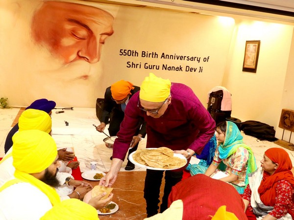 Syed Akbaruddin serves langar during Guru Nanak Dev's 550th birth anniversary celebrations