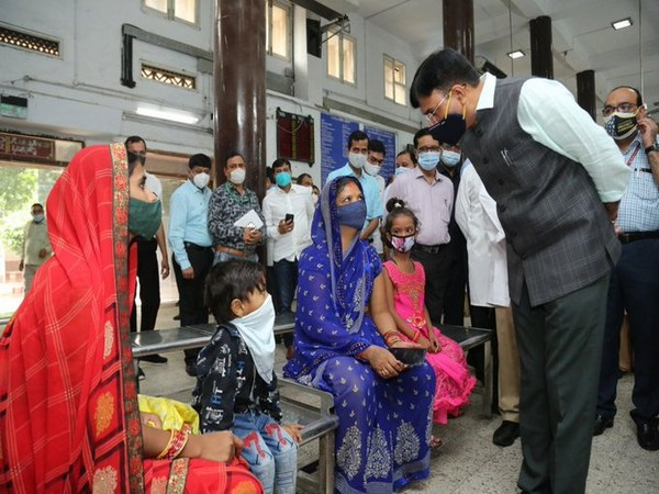 Union Minister Mansukh Mandaviya interacts with RML hospital in Delhi (Photo/Twitter)