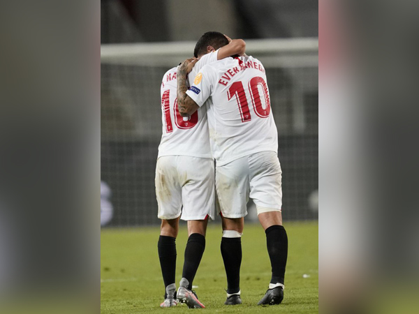 Sevilla celebrates after winning against Manchester United. (Photo/ Sevilla FC Twitter)