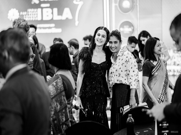 Taapsee Pannu with Mithali Raj (Image source: Twitter)