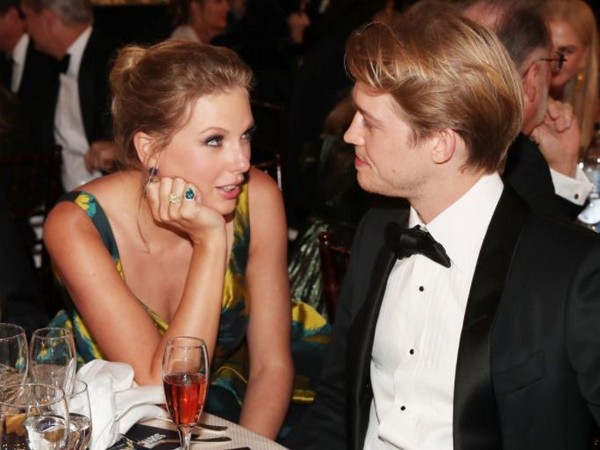 Taylor Swift and  Joe Alwyn (Image source: Twitter)