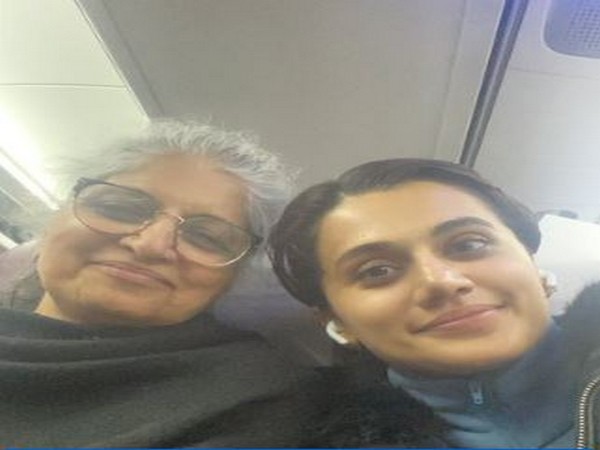 Actor Taapsee Pannu with her mother (Image source: Twitter)