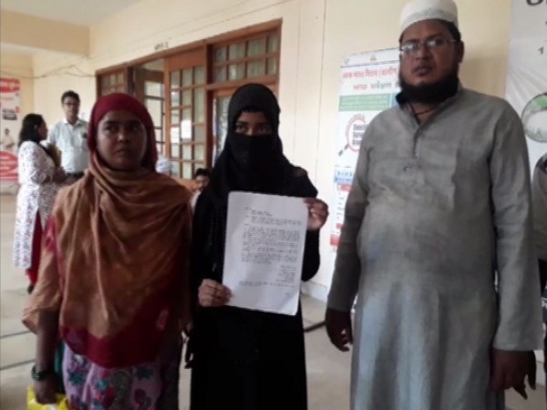 Tabrez Ansari's wife Shahista Praveen with her mother and uncle in Saraikela, Jamshedpur, on Monday. Photo/ANI