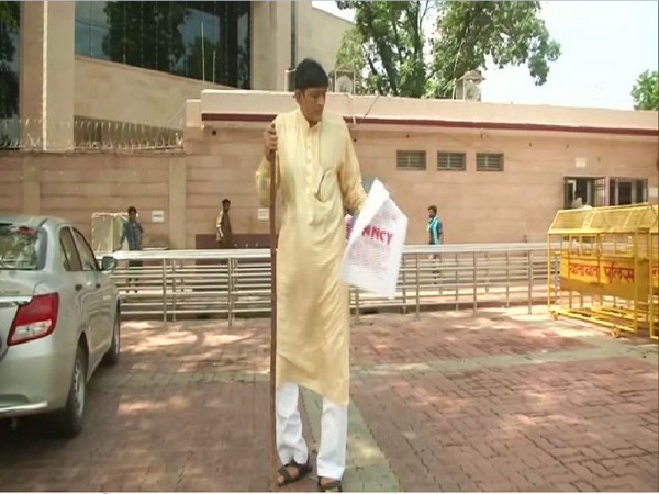 India's tallest man Dharmendra Pratap Singh. Photo/ANI