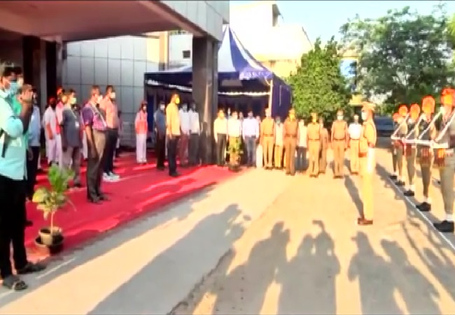 Police giving guard of honour to sanitation workers in Tirunelveli, Tamil Nadu on Thursday. Photo/ANI