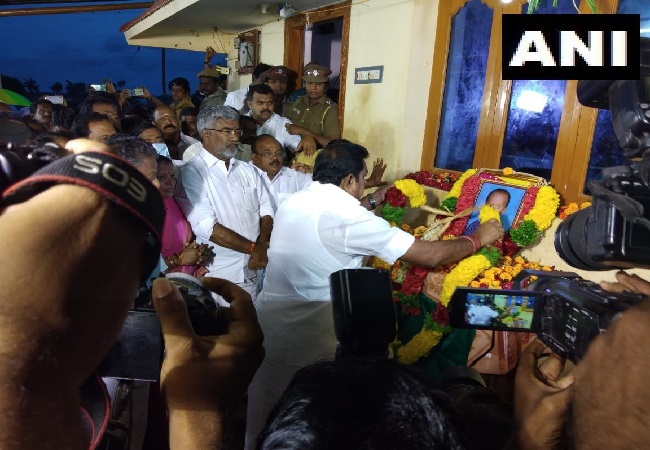 Tamil Nadu Chief Minister Edappadi K Palaniswami paying tributes to Sujith Wilson at his residence in Nadukattupatti on Tuesday.