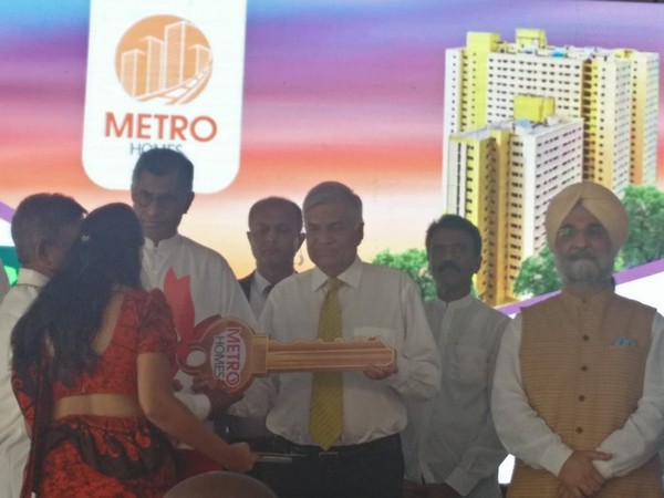 Sri Lankan PM Ranil Wickremesinghe hands over redeveloped homes to families in Colombo on Thursday. (Photo courtesy: Indian High commission in Sri Lanka)