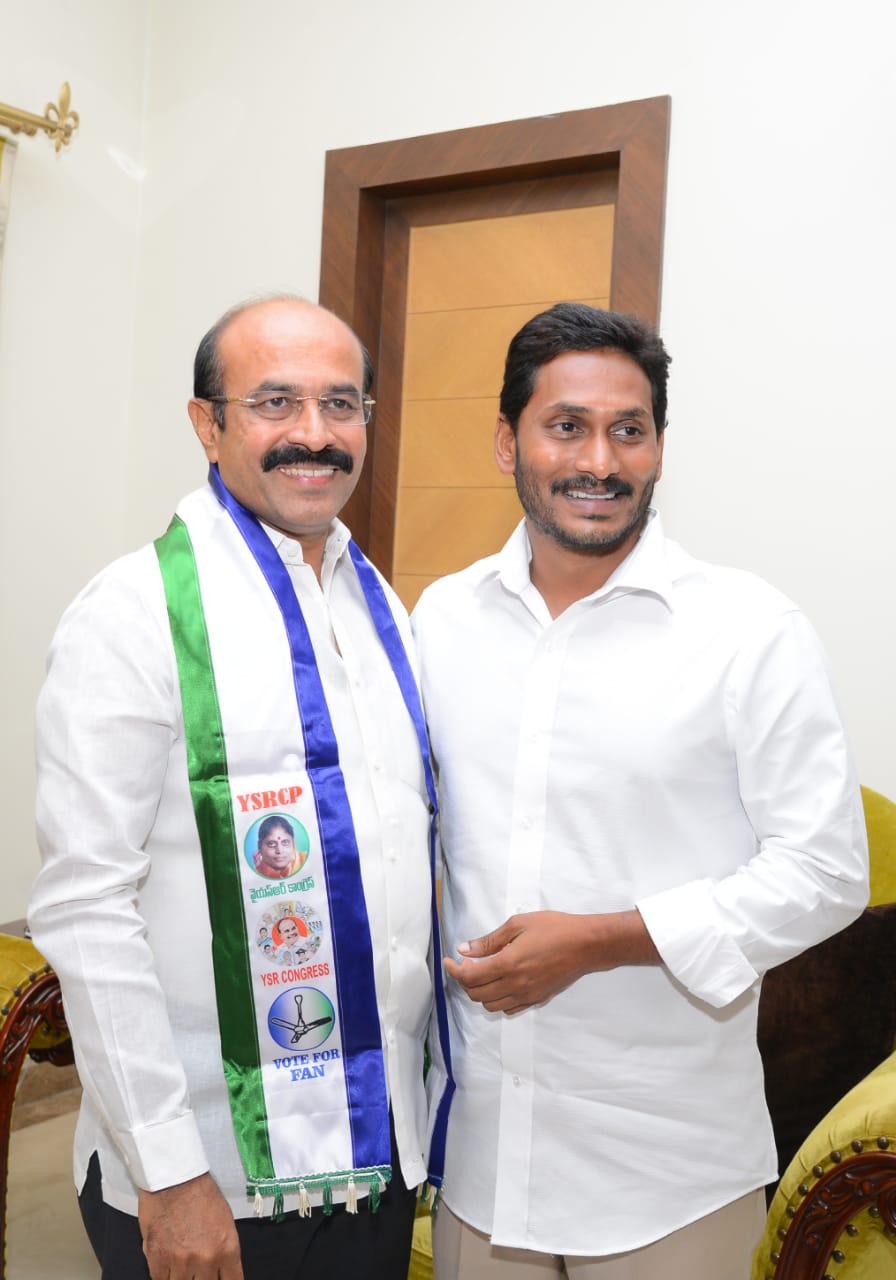 Telugu Desam Party sitting MLA from Kurnool constituency SV Mohan Reddy (left) joins YSRCP in the presence of party chief YS Jaganmohan Reddy (right) on Thursday. Photo/ANI