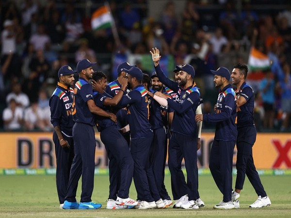 Team India celebrating after winning the first T20I (Image: BCCI's Twitter)