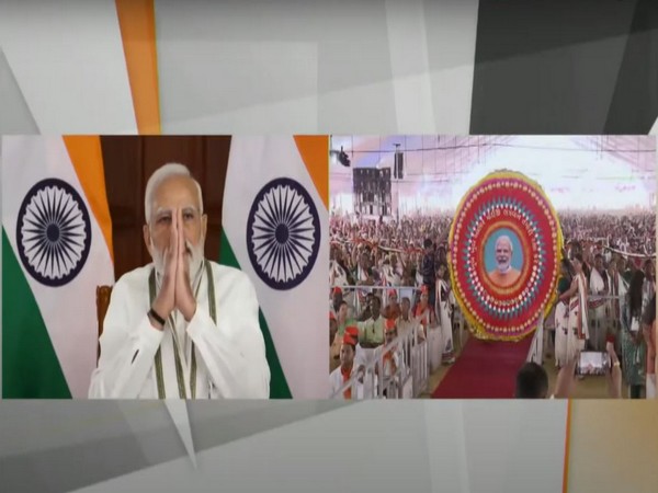 Gujarat women gift PM Modi huge Rakhi in Utkarsh Samaroh (Photo:ANI)