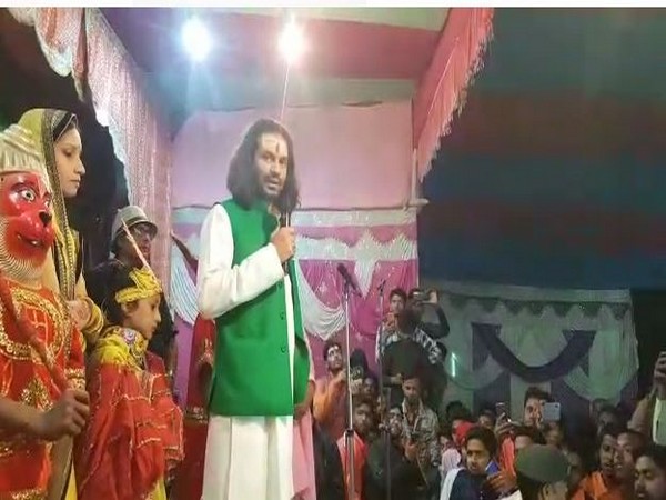 RJD leader Tej Pratap Yadav addresses crowd at Rajapakar area in Vaishali district ANI/Photo