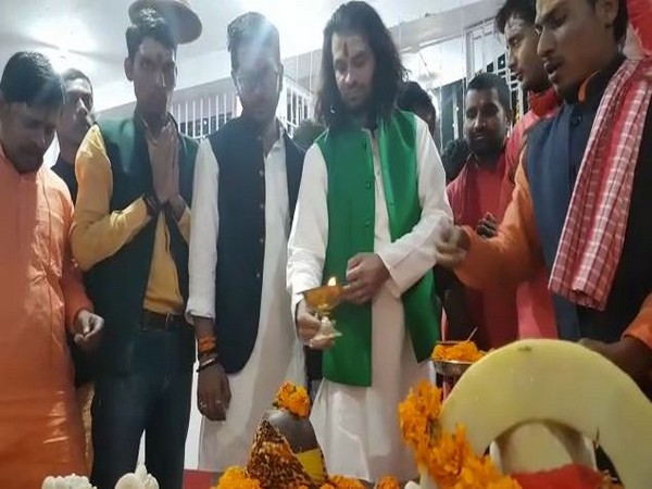 Bihar Rashtriya Janta leader and Lalu Yadav's eldest son Tej Pratap Singh Yadav performs prayers ANI/photo