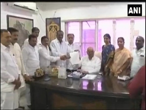 Twelve Congress MLAs meet Telangana Assembly Speaker to join TRS in Hyderabad, Telangana on Thursday. Photo/ANI