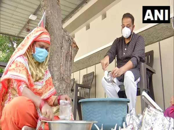 A visual of Man packing the free lunch