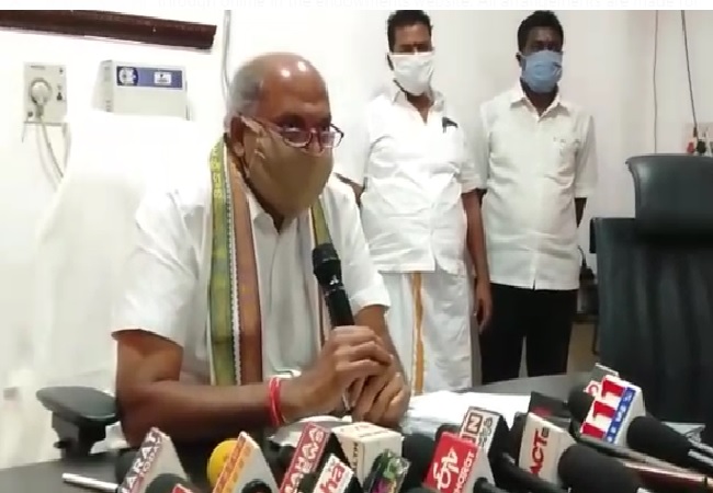 Srikalahasteeswara temple executive officer Chandrasekhar Reddy addressing media on Thursday. Photo/ANI