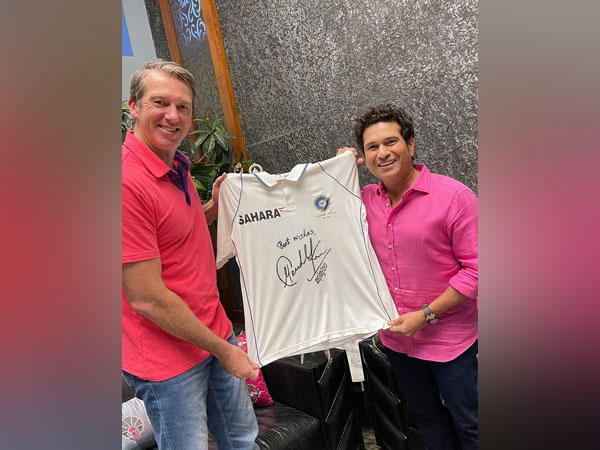 Former Australia pacer Glenn McGrath with Sachin Tendulkar (Image: Sachin Tendulkar's Twitter)